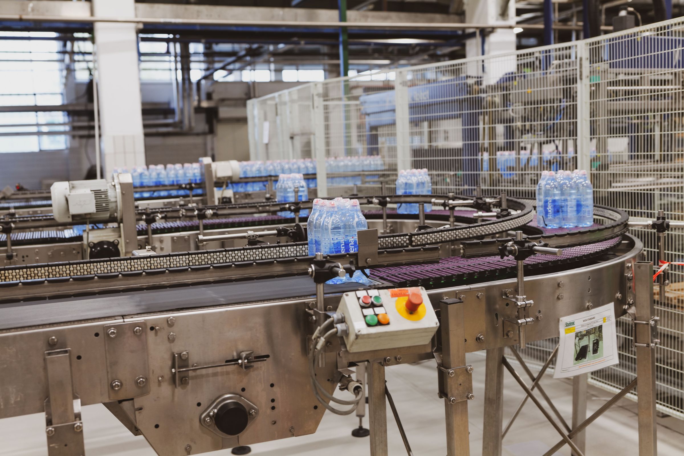 Curved conveyor transfer with an e-stop station