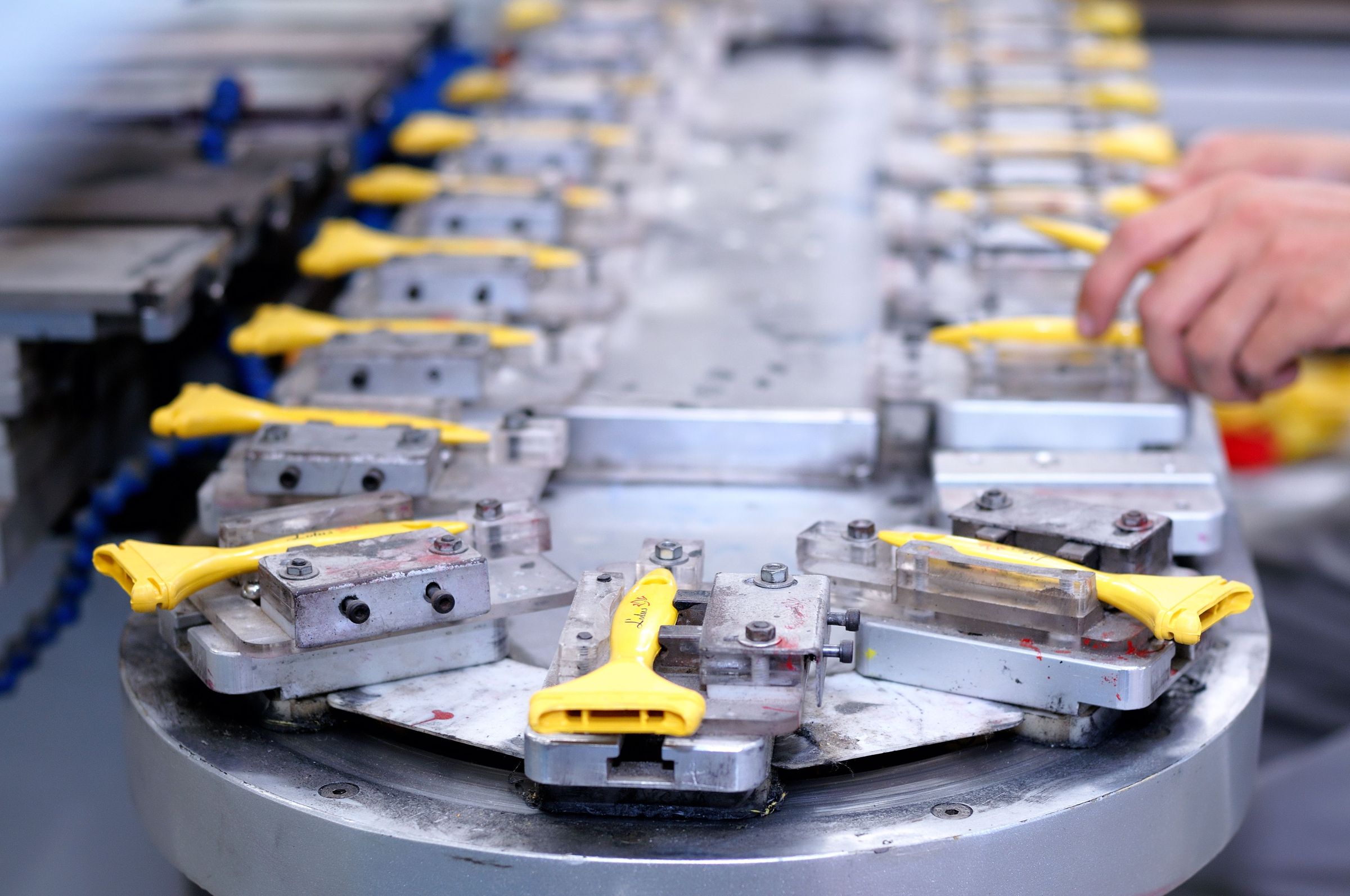 Assembly fixtures with toggle clamps on an indexing table